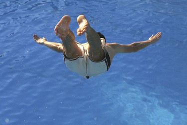 Turmspringer im Schwimmbad