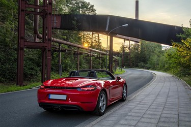 Porsche 718 Boxster an der Zeche Zollverein, Essen, Nordrhein-Westfalen, Deutschland