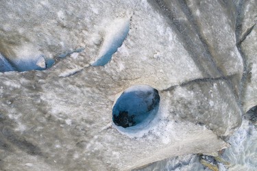 Loch durch Gletscherdecke, Morteratsch, Graubünden, Schweiz
