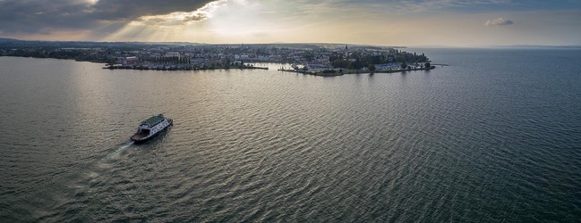 Abendstimmung am Hafen, einlaufende  Autofähre aus Friedrichshafen, Luftaufnahme, Romanshorn, Thurgau, Schweiz