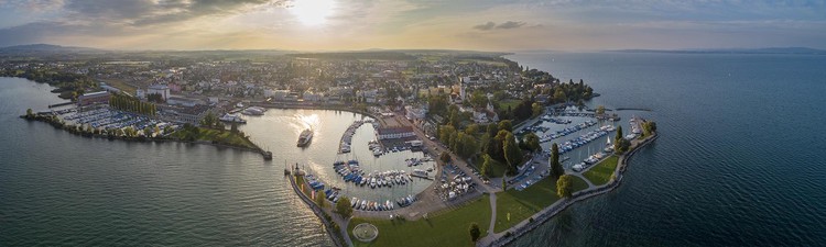 Abendstimmung am Hafen, auslaufende  Autofähre nach Friedrichshafen, Luftaufnahme, Romanshorn, Thurgau, Schweiz