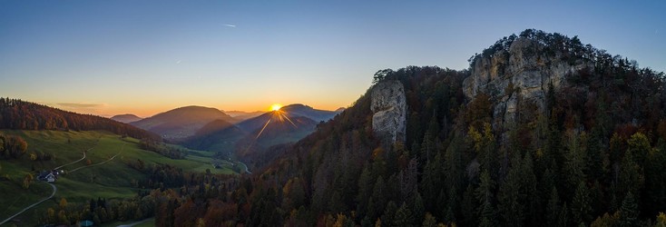 Sonnenuntergang am Ankenballen, markanter Kalkfelsen im Basler Juaa, Luftaufnahme, Chilchzimmersattel, Langenbruck, Baselland, Schweiz