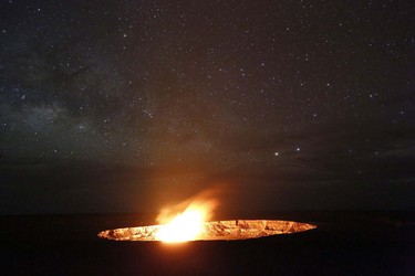 Sternenhimmel und Nachtglühen, Halema'uma'u Krater, Kilauea Caldera, Hawai'i Volcanoes National Park, Big Island, USA