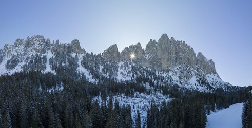 Sonne scheint durch Grossmutterloch, Erosionslücke in den Sattelspitzen, Freiburger Alpen, Jaun, Fribourg, Schweiz
