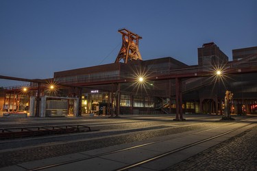 Der Doppelbock von Schacht 12 am Abend, Zeche Zollverein, UNESCO Welterbe, Essen, Nordrhein-Westfalen, Deutschland