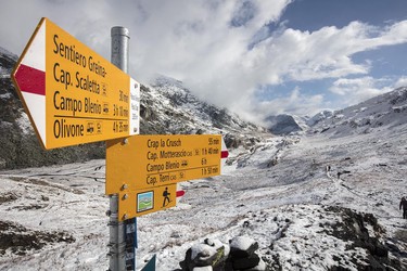 Wegweiser in der Greina Hochebene, Graubünden/Tessin, Schweiz
