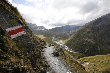 Wanderweg Markierung in der Greina Hochebene, Graubünden, Schweiz