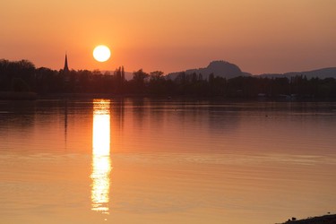 Sonnenuntergang mit Hegauvulkan, Bodensee, Schweiz/Deutschland