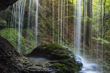 Tuff Wasserfall im Mittelgebirge, Deutschland