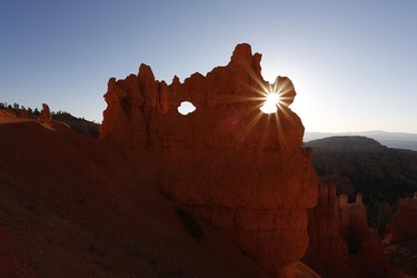 Hoodoo Erosion mit zwei Fenstern zu Sonnenaufgang, Navajo Trail, Bryce Canyon Nationalpark, Utah, USA