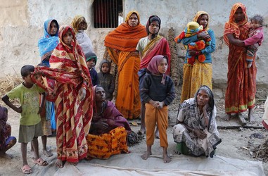 Dorfgemeinschaft trifft sich für ein Gespräch mit Entwicklungshilfeorganisation, nahe Rajbiraj, Terai, nepalesisches Tiefland, Nepal, Asien