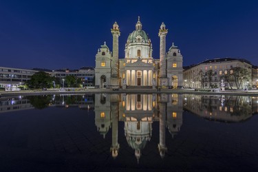 Karlskirche reflektiert im Teich, Wien, Österreich
